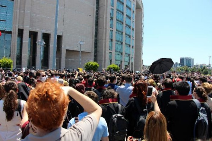 İstanbul Adalet Sarayı önünde avukatların eylemi