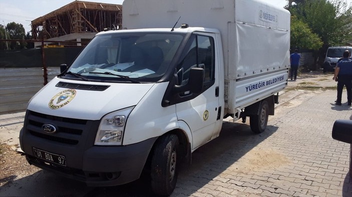 Adana'da yardım kolilerini taşıyan kamyonet çalındı
