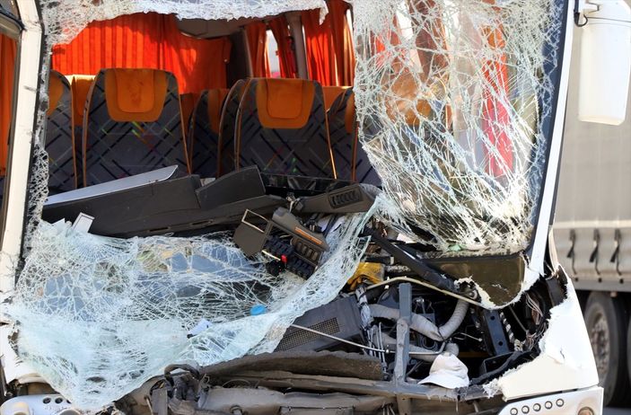 a Kocaeli'de işçi servisi ile kamyon çarpıştı: 13 yaralı