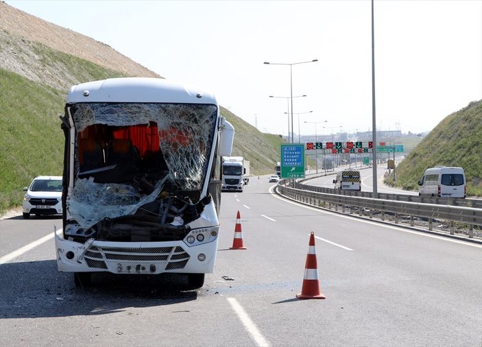 a Kocaeli'de işçi servisi ile kamyon çarpıştı: 13 yaralı