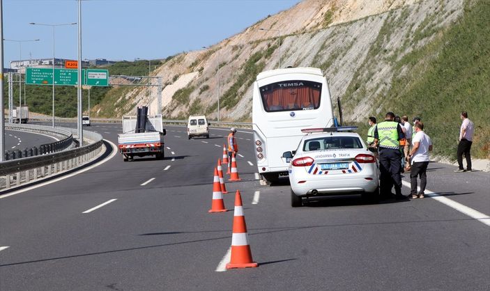 a Kocaeli'de işçi servisi ile kamyon çarpıştı: 13 yaralı