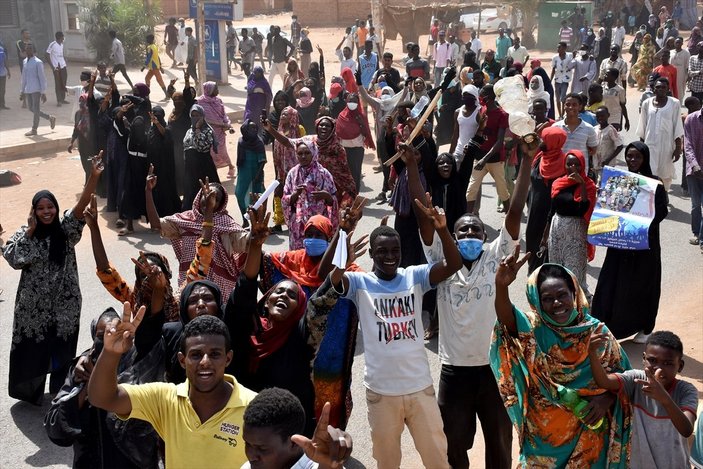Sudan'da protestocular, devrimin gidişatından rahatsız