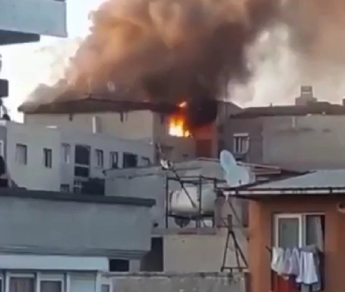 İzmir'de 4 katlı binanın çatı katı yandı