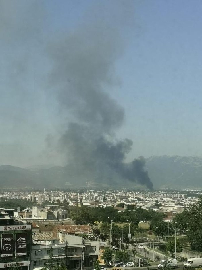 Bursa'da bitişik 3 depoda yangın çıktı