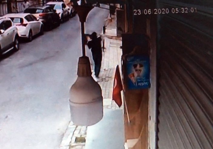 Fatih'te camdan bilgisayar atarak hırsızlık kamerada