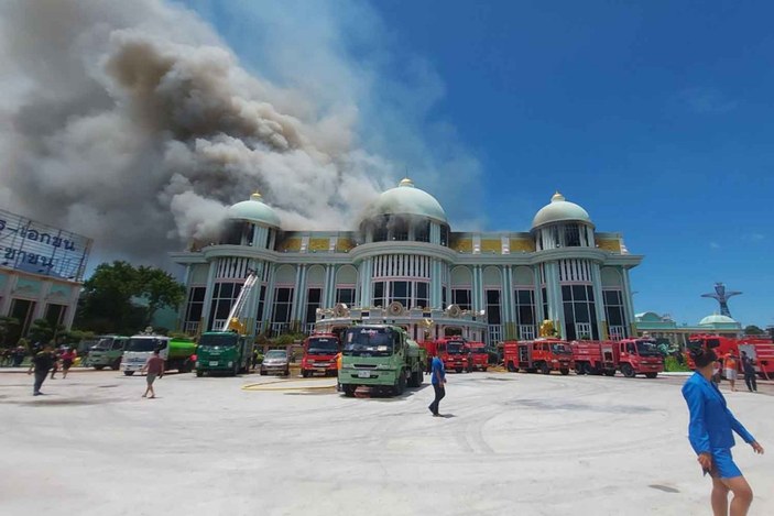 Tayland’da 64 milyon dolarlık saray yandı