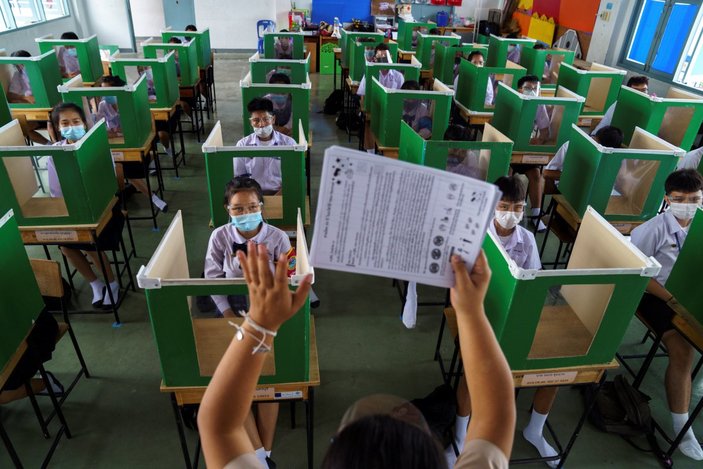 Tayland'da okullar, koronavirüs gölgesinde açıldı