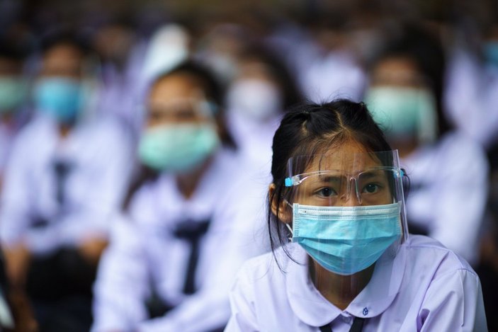 Tayland'da okullar, koronavirüs gölgesinde açıldı