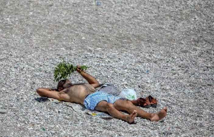 Sıcaktan bunalan Antalyalı sahile koştu