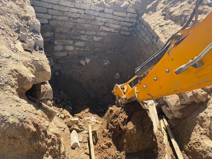 Van'da toprağa gömülü 3 ton gübre ele geçirildi
