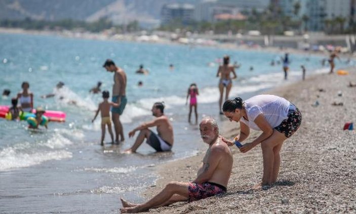 Sıcaktan bunalan Antalyalı sahile koştu