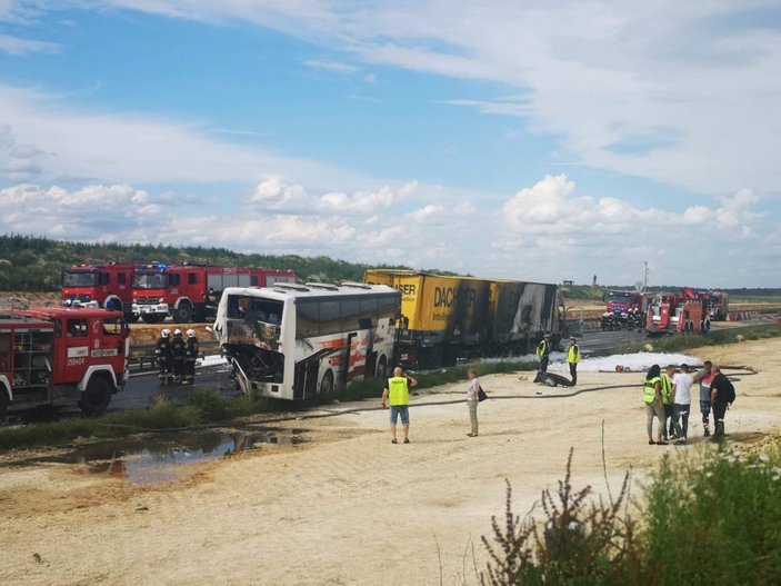 Polonya’da yolcu otobüsü ile 2 tır çarpıştı: 32 yaralı