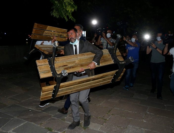 Ankara'da CHP'li vekiller baro eylemine bank taşıdı
