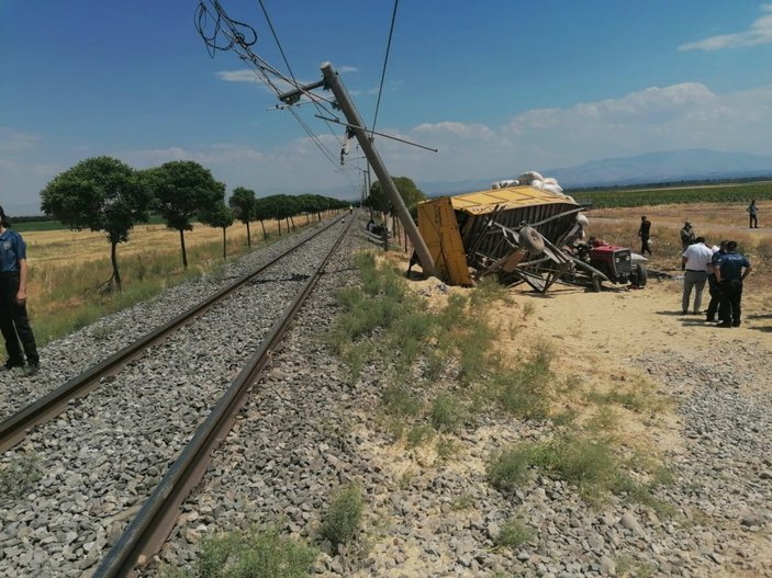 Malatya'da tren, traktöre çarptı: 1 ölü, 2 yaralı