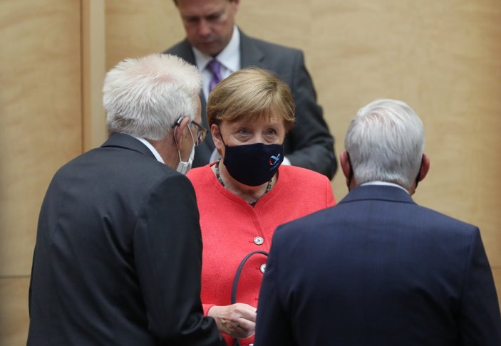 Merkel ilk kez maskeli görüntülendi