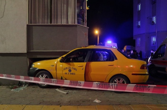 Sivas'ta oğlu kazada yaralanınca, caddeyi iple kapattı