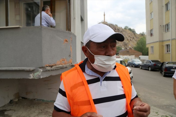 Sivas'ta oğlu kazada yaralanınca, caddeyi iple kapattı