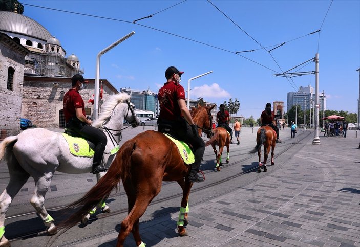 Taksim'de atlı polislerden denetim