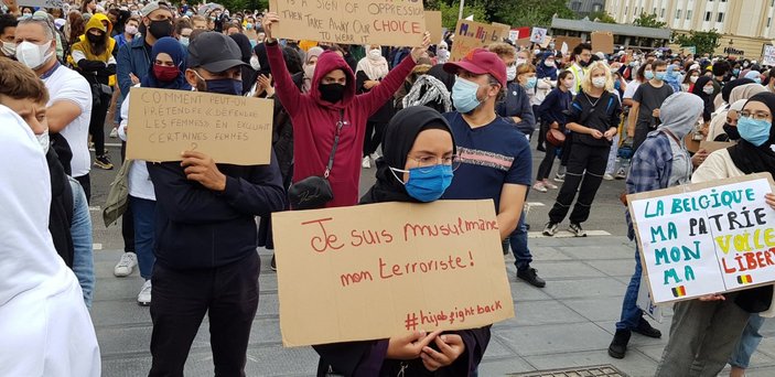 Belçika'da başörtüsü yasağı protesto edildi