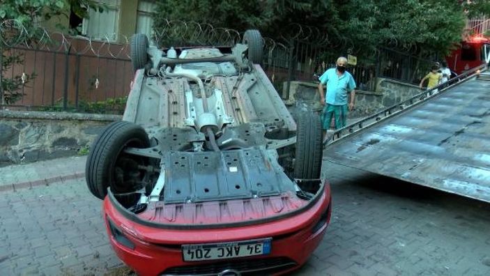 Sultangazi'de aracın üstüne çıkan otomobil kamerada
