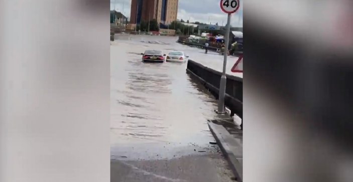 Londra'da su borusu patladı şehir sular altında kaldı
