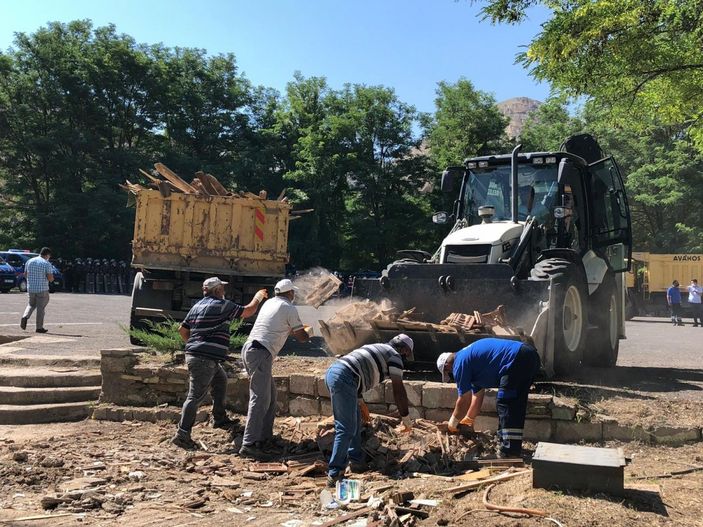 i Kapadokya'da kaçak yapıların yıkımına başlandı