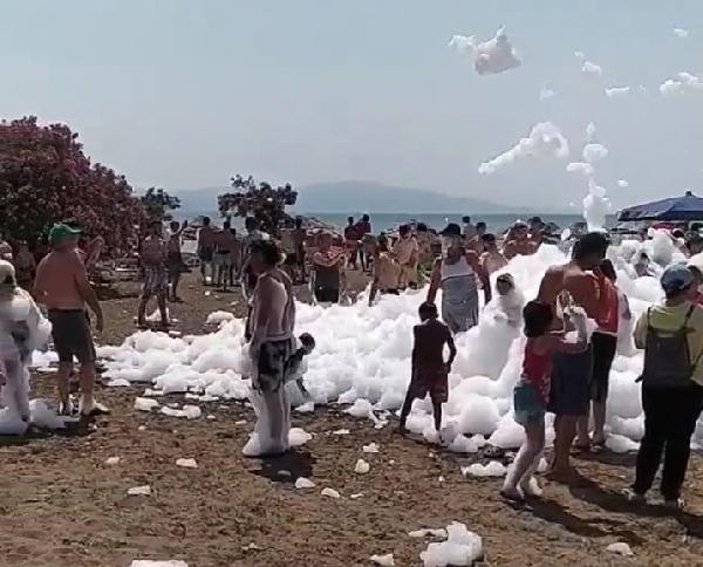 Bursalılar sahilde köpük partisi yaptı