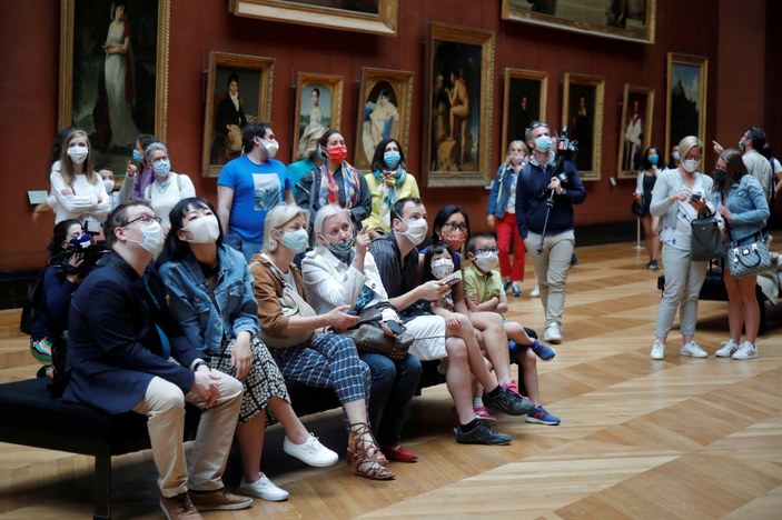 Louvre Müzesi, 3 ay sonra kapılarını açtı