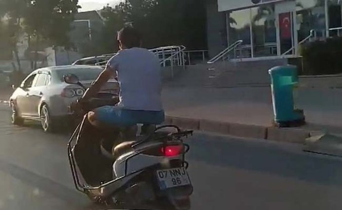 Antalya'da motosiklet üzerinde tehlikeli yolculuk
