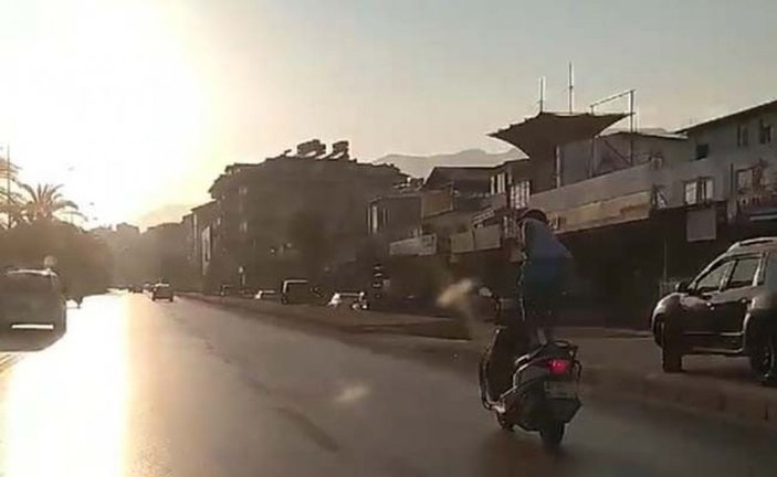 Antalya'da motosiklet üzerinde tehlikeli yolculuk
