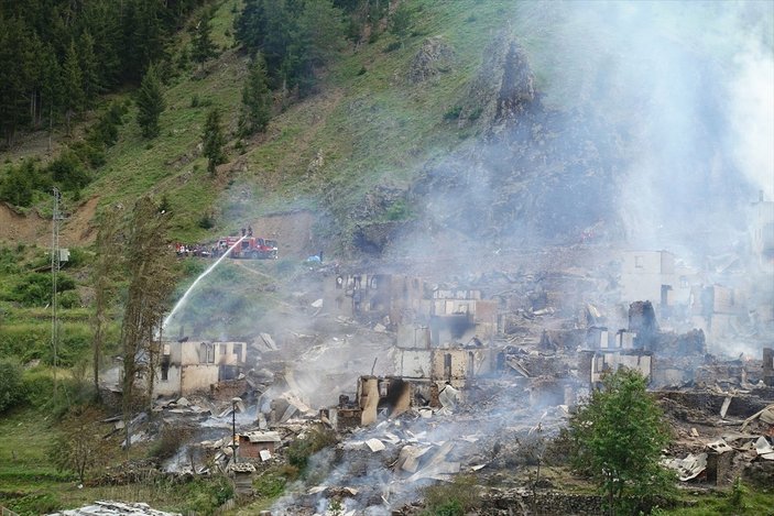 Artvin'deki yangında 35 ev kül oldu