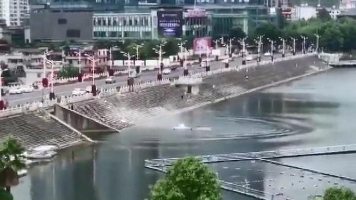 Çin'de öğrenci otobüsü su kanalına düştü: 21 ölü
