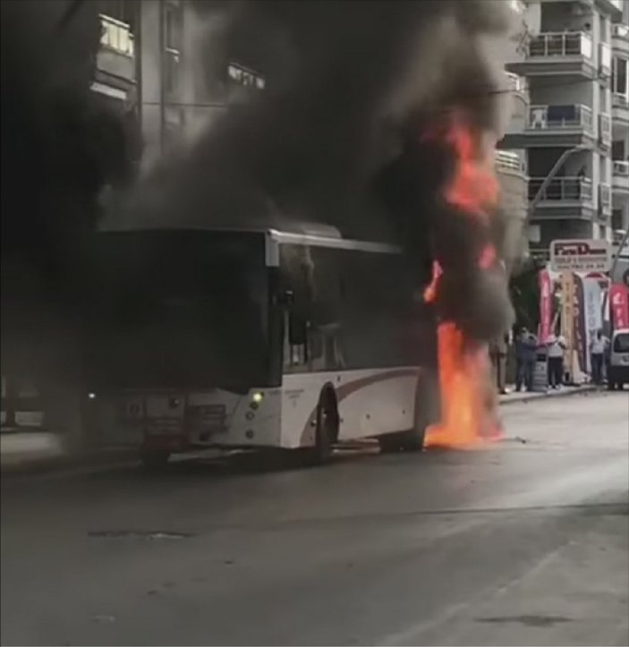 İzmir'de belediye otobüsü alev alev yandı