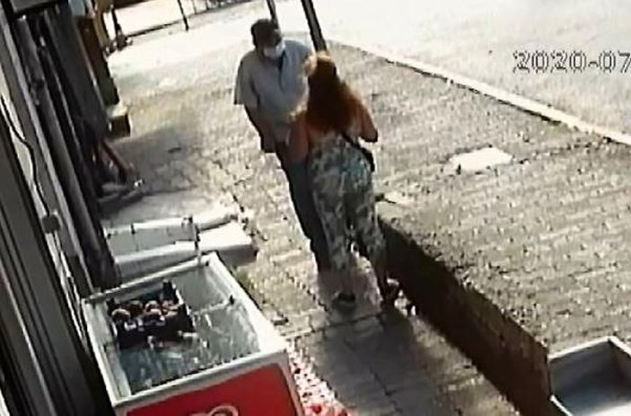 Beyoğlu'nda kadına saldırı anı kamerada