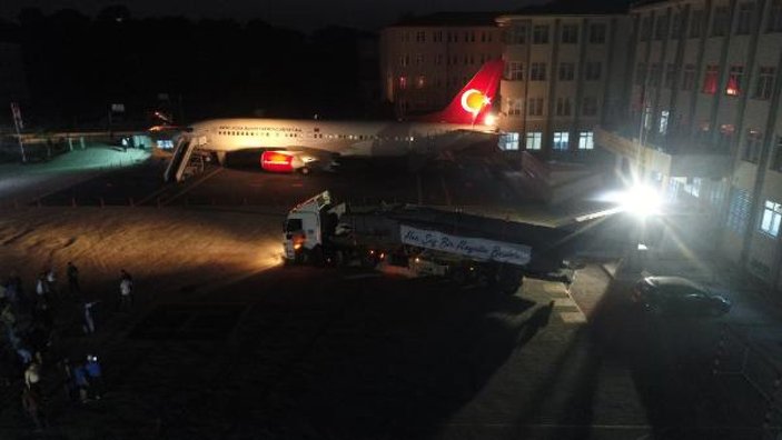 Antalya'da savaş uçağı okul bahçesine getirildi