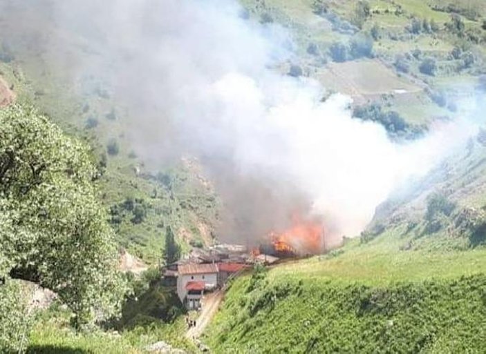 Artvin'deki köy evlerinde yangın çıktı