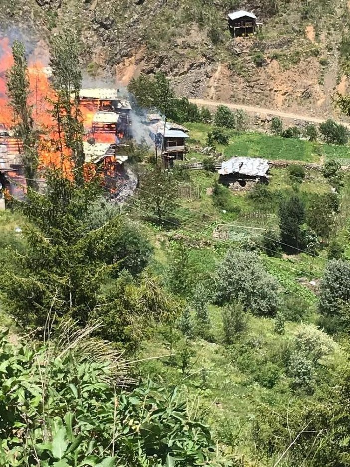 Artvin'deki köy evlerinde yangın çıktı