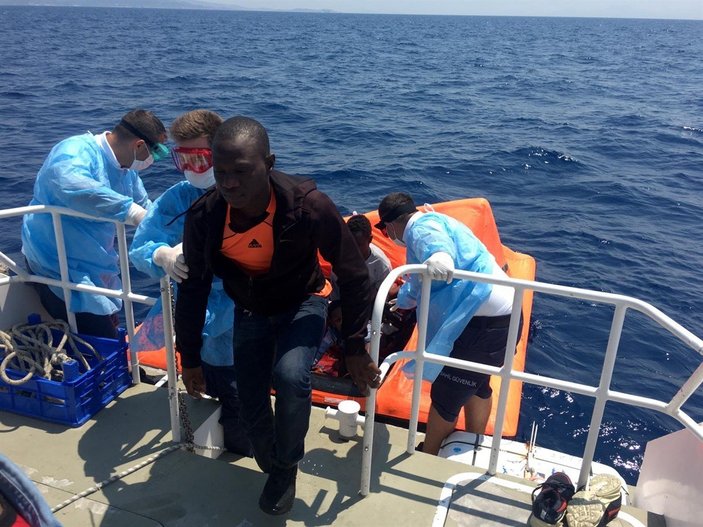 İzmir'de Türk kara sularına itilen 26 mülteci kurtarıldı