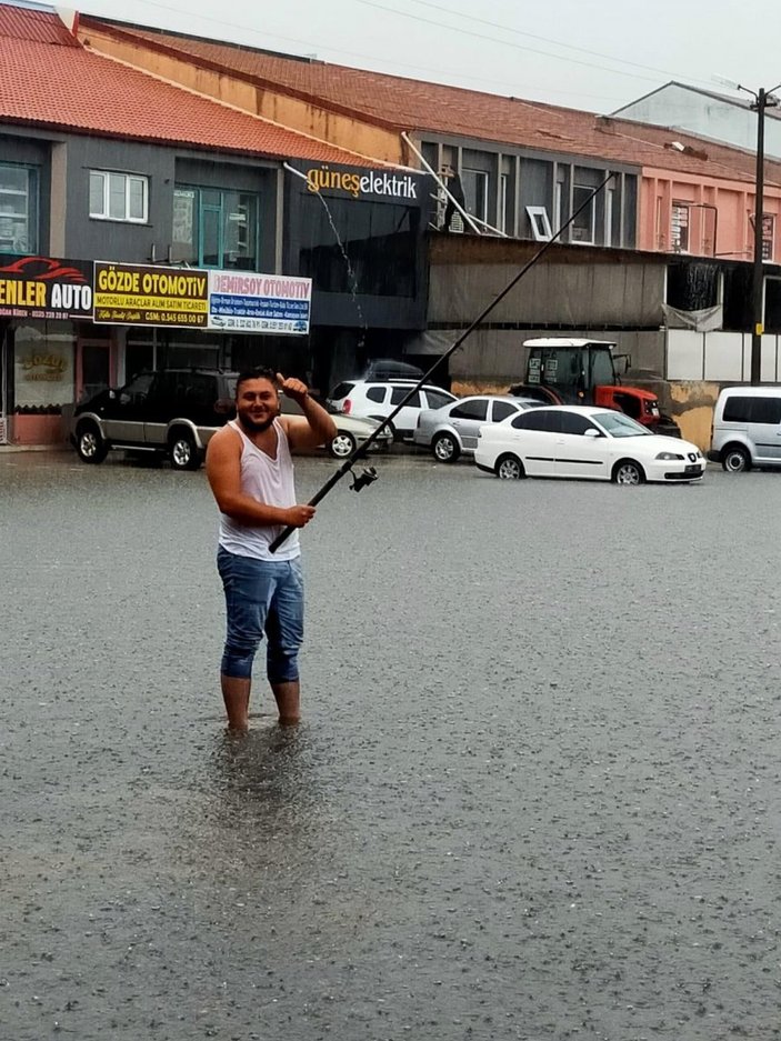 Zonguldak'ta esnaf su baskınında balık tuttu