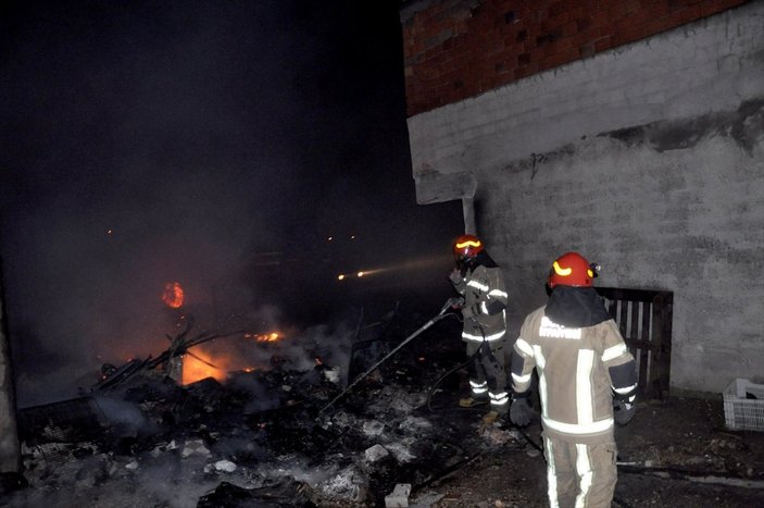 Bursa'da çöp evdeki yangın 2 ev ve bir dükkanı da yaktı