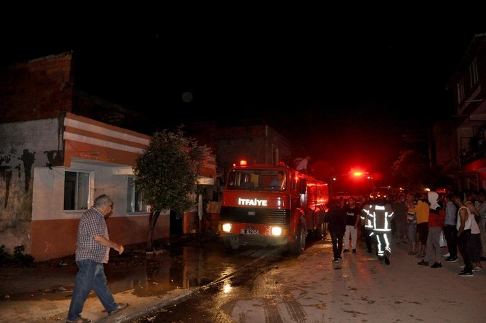 Bursa'da çöp evdeki yangın 2 ev ve bir dükkanı da yaktı