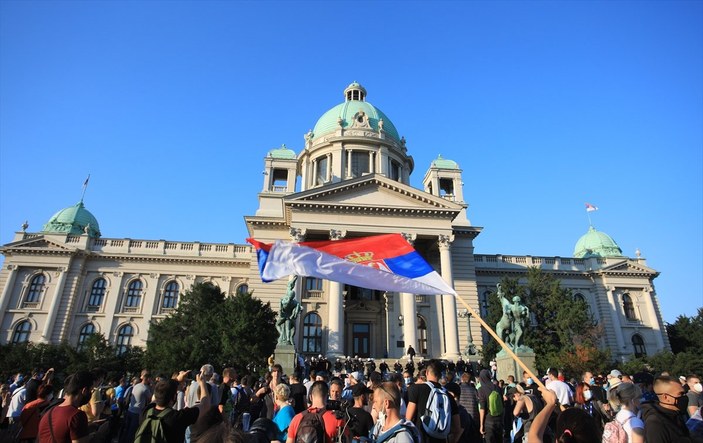 Sırbistan'da koronavirüs tedbirleri protestosu sürüyor