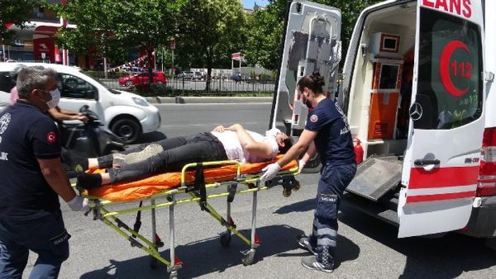 Beyoğlu'nda motosiklet otomobile çarptı: 2 yaralı