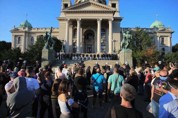 Sırbistan'da koronavirüs tedbirleri protestosu sürüyor