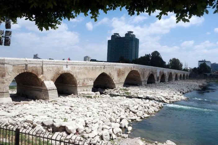 Adanalılardan, tarihi Taşköprü'ye yazılan yazılara tepki
