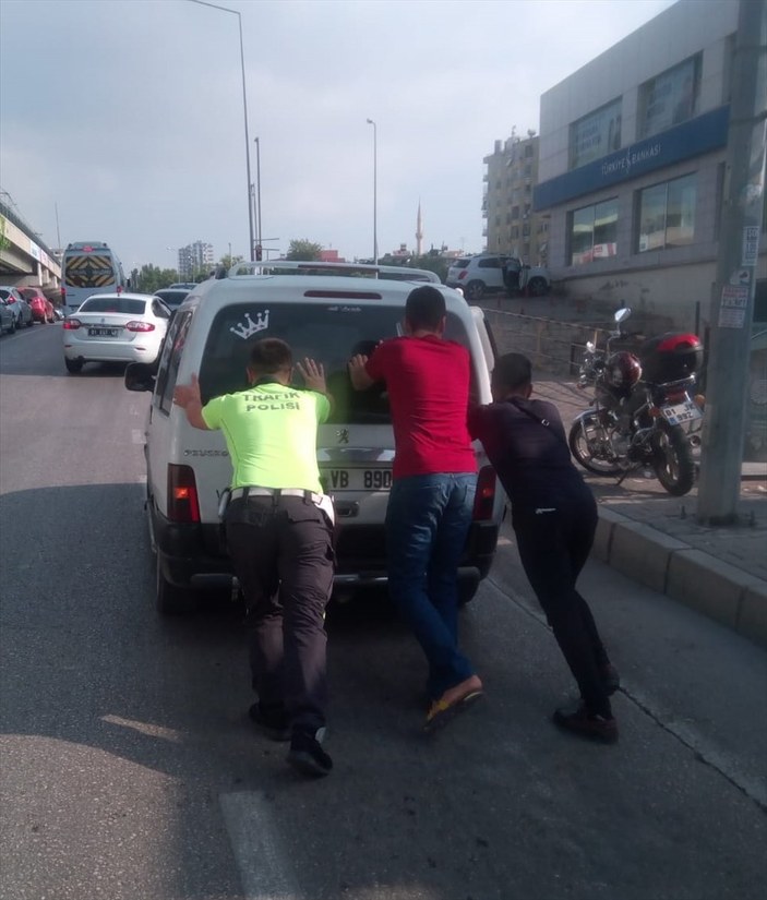 Adana'da trafik polisi çalışmayan hafif ticari aracı itti