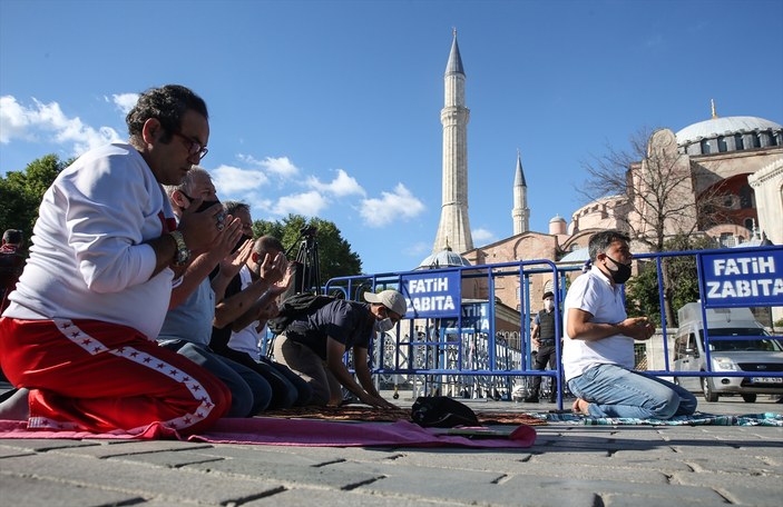 Ayasofya önünde toplanan vatandaşlar namaz kılıp dua etti