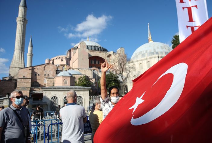 a Ayasofya önünde toplanan vatandaşlar namaz kılıp dua etti