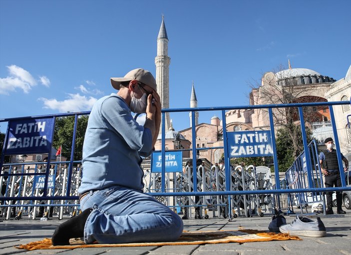 Ayasofya önünde toplanan vatandaşlar namaz kılıp dua etti