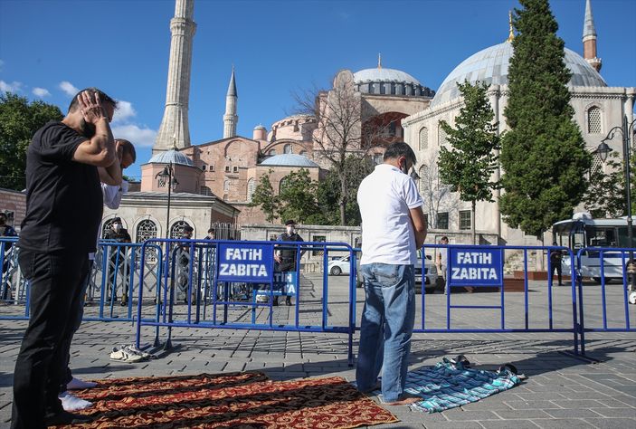 a Ayasofya önünde toplanan vatandaşlar namaz kılıp dua etti